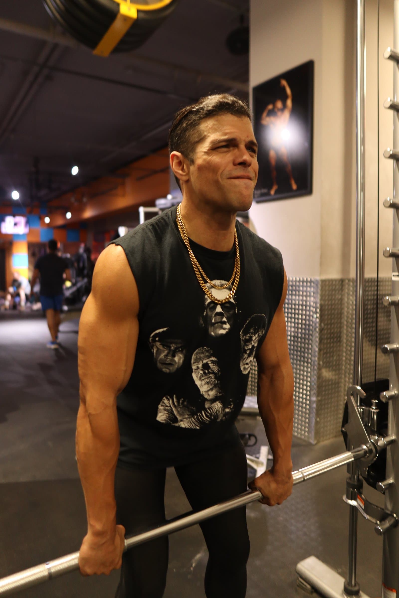 Alexio Gessa training at a Smith machine